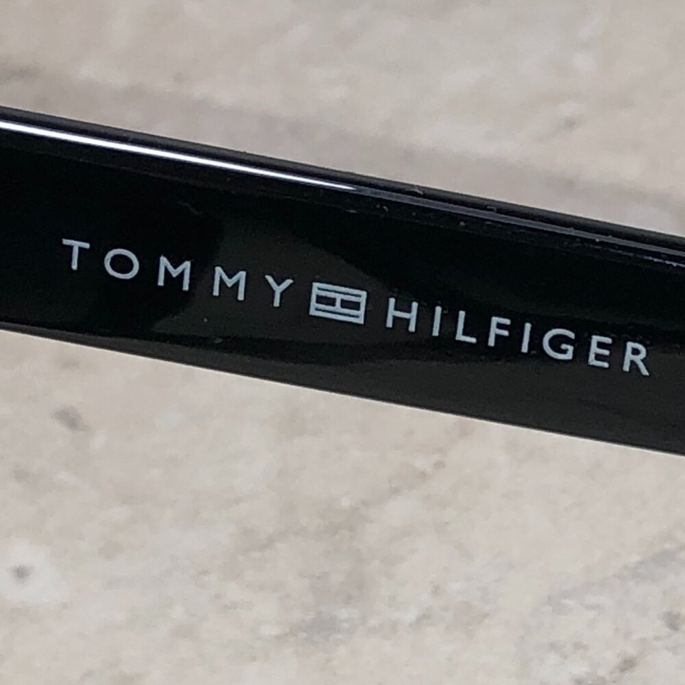 Tommy Hilfiger Classic Black Oversized Sunglasses - Picture 6 of 7